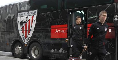 Iker Muniain y Ander Herrera salen del autobús del Athletic para acceder al aeropuerto de Loiu.