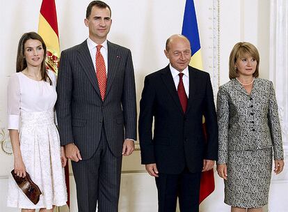 Los Príncipes de Asturias están de viaje oficial en Rumania para respaldar las inversiones españolas en ese país. Durante su estancia de tres días, don Felipe y doña Letizia estarán acompañados de una delegación de 80 empresarios. Uno de los primeros actos a los que han acudido los príncipes ha sido la recepción del presidente de Rumania, Traian Basescu, y su esposa, Maria Basescu, en el Palacio Controni de Bucarest.