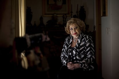 Silvia Pinal en su casa de Pedregal. 