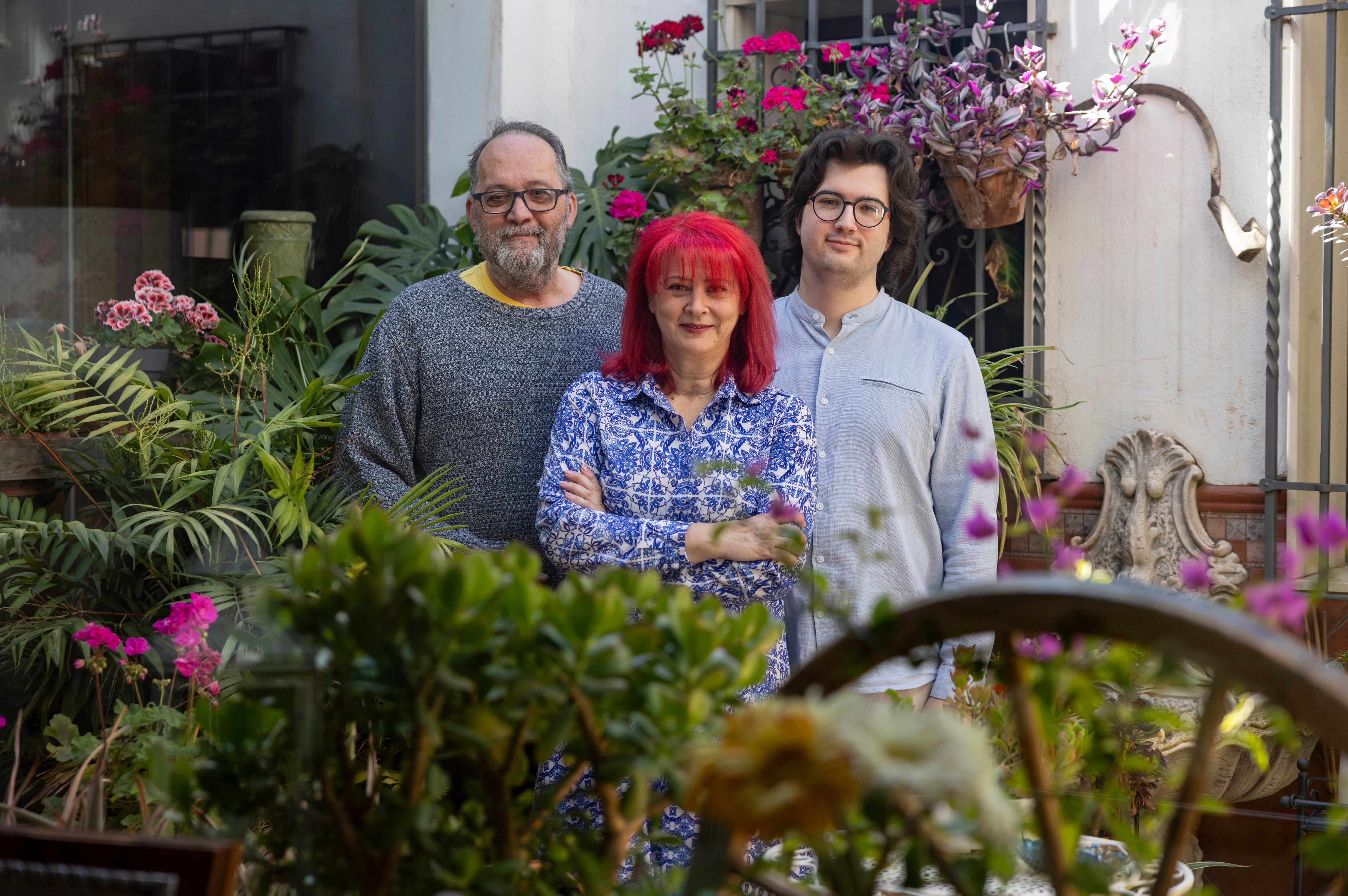 María Victoria Serrano, en su domicilio, junto a su hijo Jorge y su marido Juan Carlos Cadenas, que sufrió un infarto y un ictus en 2022, este viernes en Priego de Córdoba.