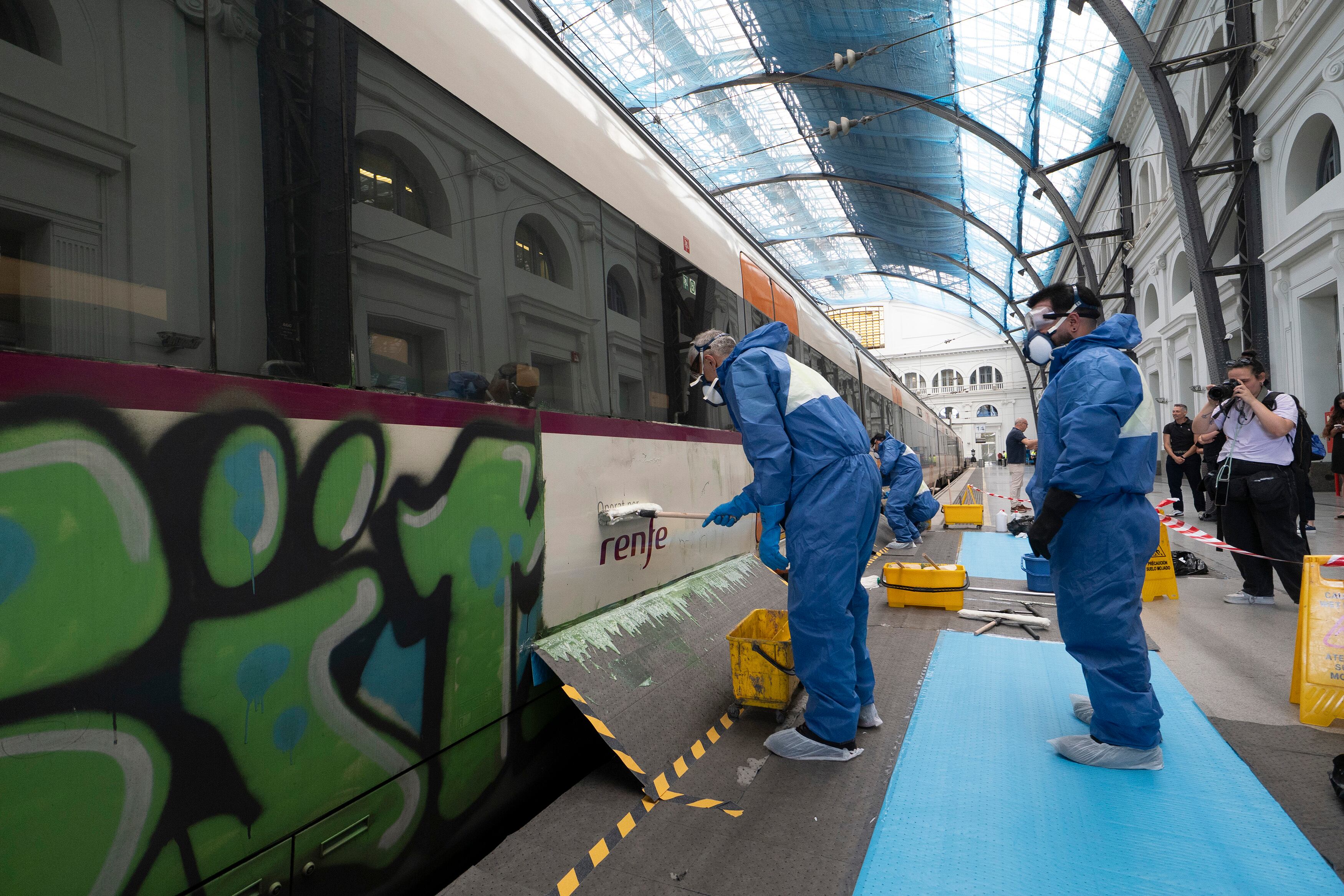 Renfe inmoviliza en Cataluña dos trenes al día por culpa de los grafiteros