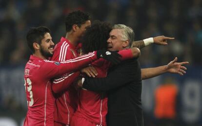 Isco, Varane y Marcelo se abrazan con Ancelotti. 