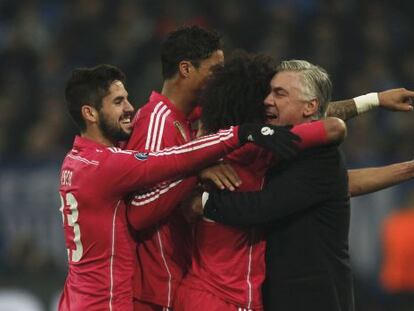 Isco, Varane y Marcelo se abrazan con Ancelotti. 