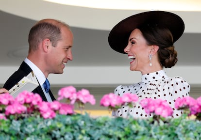 Guillermo de Inglaterra y Kate Midletton riéndose durante las carreras de Ascot.