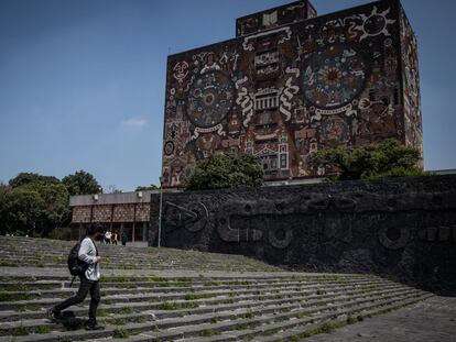 Un estudiante camina frente a la biblioteca central de la UNAM, en agosto pasado.