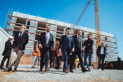 El president Pere Aragonès i Garcia i el conseller de Juli Fernàndez i Olivares visitant una promoció de pisos de lloguer social en obres a Rubí