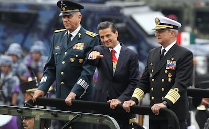 El presidente mexicano, Enrique Peña Nieto (c), el secretario de la Defensa Nacional, general de División Salvador Cienfuegos (i), y el secretario de la Marina Armada, Francisco Soberon Zans (d), pasan revista a las fuerzas armadas durante el desfile militar hoy, miércoles 16 de septiembre de 2015, en el Zócalo de Ciudad de México, durante la celebración del 205 Aniversario de la Independencia del país.