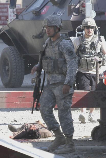 Soldados estadounidenses junto al cadáver de un insurgente en una base militar de Kabul.