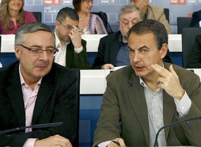 José Luis Rodríguez Zapatero y José Blanco charlan durante el Comité Federal del PSOE