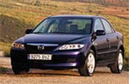 El Mazda 6 tiene una línea original y moderna que destaca por su estilo deportivo. El frontal afilado con los faros rasgados, las grandes llantas y los pilotos traseros realzan su personalidad y marcan la diferencia.