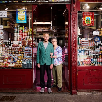 Miguel Ferrero y Soledad Mateo Alonso posan en la entrada de la charcutería Los Ferreros, en los soportales de la plaza Mayor.