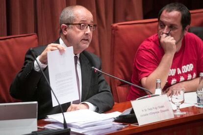 El consejero Felip Puig (izquierda) y David Fernández, presidente de la comisión.