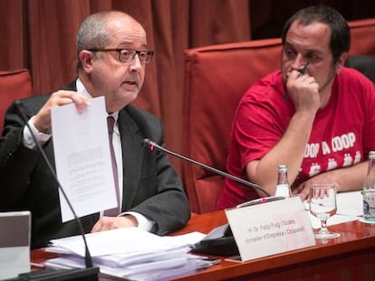 El consejero Felip Puig (izquierda) y David Fernández, presidente de la comisión.