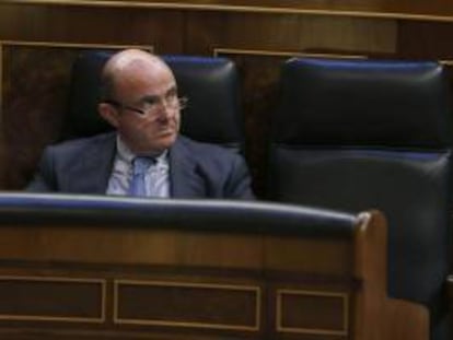El ministro de Economía, Luis de Guindos, durante la sesión de control al Gobierno en el Congreso de los Diputados. EFE/Archivo