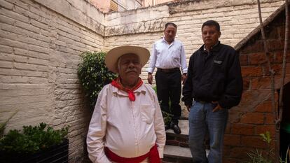 Los defensores de la tierra Felipe Roblada, Rogelio Rosales e Higinio Trinidad de la Cruz, que luchan contra el proyecto de la minera Peña Colorada en Jalisco, retratados el pasado 29 de agosto.