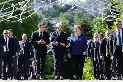 El presidente francés, Emmanuel Macron, Theresa May y la canciller alemana, Angela Merkel, conversan durante un encuentro trilateral al margen de la cumbre UE-Balcanes Occidentales, en Sofía (Bulgaria) el 17 de mayo de 2018.