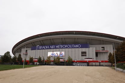 Vista del exterior del estadio Riyadh Air Metropolitano este miércoles, en el que el Atlético de Madrid confirmó oficialmente el nuevo nombre de su estadio hasta 2033.