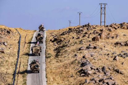 Un convoy de vehículos blindados estadounidenses patrulla la ciudad nororiental de Qahtaniyah en la frontera de Siria con Turquía.