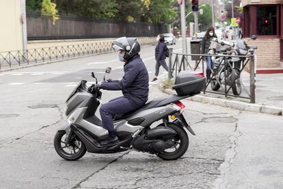 Almeida, que se mueve en moto por Madrid, a su llegada esta semana a un acto