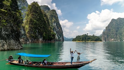 Un bote con turistas en el Parque Nacional de Khao Sok, al sur de Tailandia.