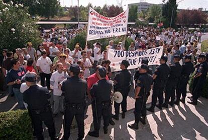 Concentración de trabajadores, ayer en la sede de Antena 3.