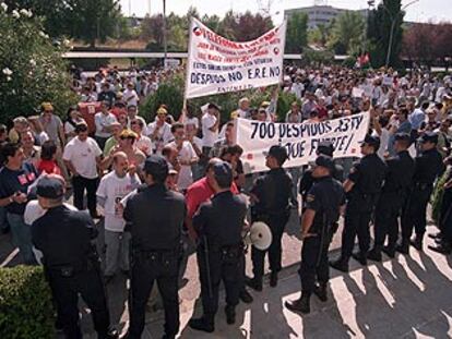 Concentración de trabajadores, ayer en la sede de Antena 3.