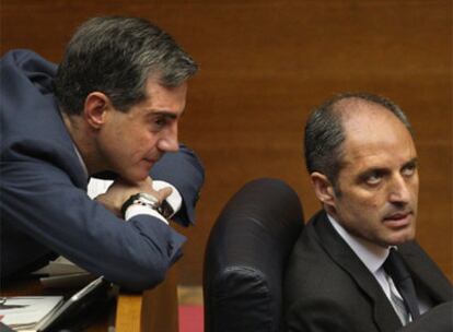 El secretario general del PP valenciano, Ricardo Costa, con Francisco Camps.