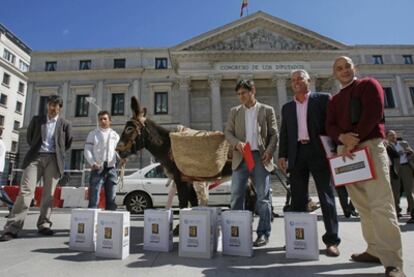 Acto de presentación de 40.000 firmas frente al Congreso de los Diputados para pedir medidas más rápidas y eficientes contra la piratería. Convocan las asociaciones del sector videográfico AEVIDEO, AVEI, ANEMSEVI