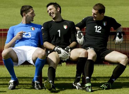 Copa do Mundo de 2002, disputada na Coreia do Sul e no Japão. Materazzi (esquerda), Buffon (centro) e Abbiati conversam depois de finalizar uma sessão de treinamento em Coverciano.