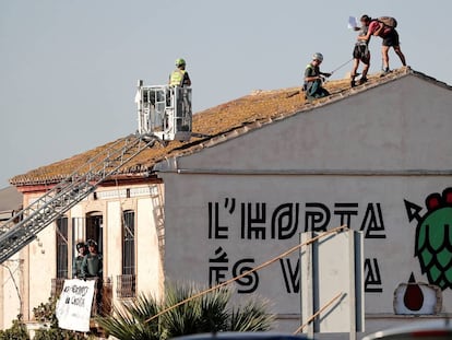 Los dos jóvenes encaramados en la alquería Forn Barraca, este viernes.