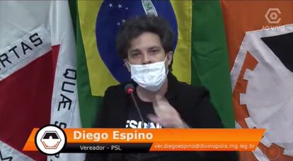 O vereador Diego Espino pouco antes de desmaiar na tribuna da Câmara de Divinópolis