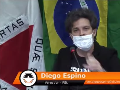 O vereador Diego Espino pouco antes de desmaiar na tribuna da Câmara de Divinópolis