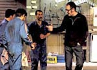 Álex Rigola da instrucciones durante un ensayo a los actores de la obra 'Suzuki I y II', de Alexéi Chipenko.