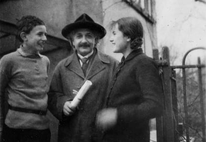 From left, Paul Ehrenfest (Galinka’s son), Albert Einstein and Galinka Ehrenfest. 