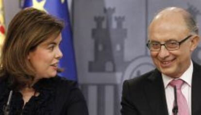 La vicepresidente del Gobierno, Soraya Sáenz de Santamaría, y el ministro de Hacienda, Cristóbal Montoro.