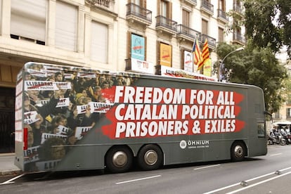 El autobús de la campaña de Òmnium Cultural que reclama la libertad de los presos del procés.