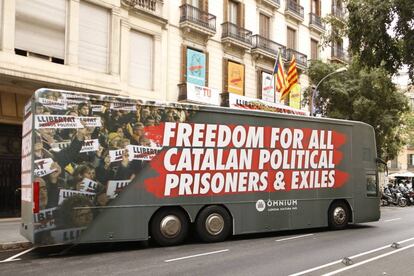 L'autobús de la campanya d'Òmnium Cultural que reclama la llibertat dels presos del procés.