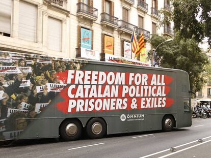 L'autobús de la campanya d'Òmnium Cultural que reclama la llibertat dels presos del procés.