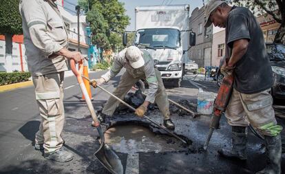 Una brigada de reparación trabaja en una fuga de agua en Ciudad de México.