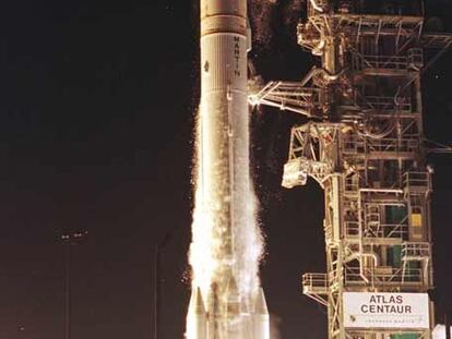 Un cohete Atlas despega de Cabo Cañaveral (Estados Unidos) llevando el satélite español Hispasat 1 para ponerlo en órbita.