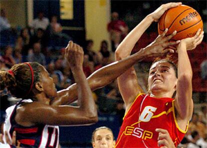 Laia Palau trata de lanzar a canasta pese a la oposición de la estadounidense Sheryl Swoopes.