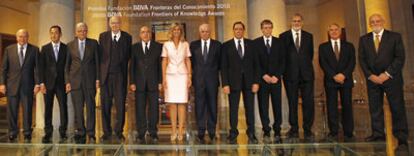 Science Minister Cristina Garmendía, flanked by (left) Senate speaker Javier Rojo and (right) Francisco González, with the award winners.