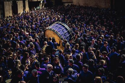 Participantes del romper la hora de Calanda (Teruel), este Viernes Santo.
