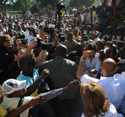 Michel Martelly (dcha.), el tercer favorito a las elecciones en Haití, rodeado de sus seguidores en Puerto Príncipe, la capital del país.