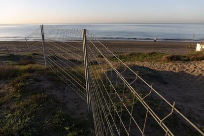 “En 1986 no existía ni la Ley de Costas ni todas las leyes que han ido regulando y ordenando el suelo. Ni se sabían los efectos del cambio climático”, critica el experto, que subraya que diversos terrenos se están poniendo en carga para evitar cambios de calificación en el futuro plan general marbellí, actualmente en fase de redacción