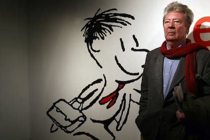 El dibujante Sempé, delante de un dibujo de El pequeño Nicolás, en 2009 en París, con motivo del 50º aniversario del personaje.