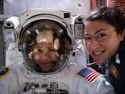 Jessica Meir, a la izquierda con el traje espacial, junto a su compañera Christina Koch, en una imagen tomada el 12 de octubre.