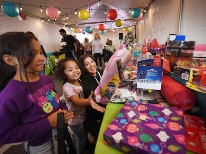 Crianças recebem presentes de Natal