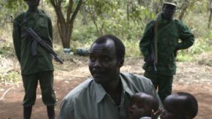 El fugitivo Joseph Kony, con sus hijos en 2008.