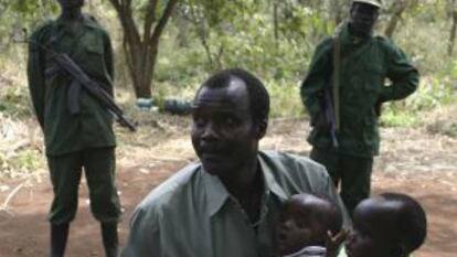 El fugitivo Joseph Kony, con sus hijos en 2008.